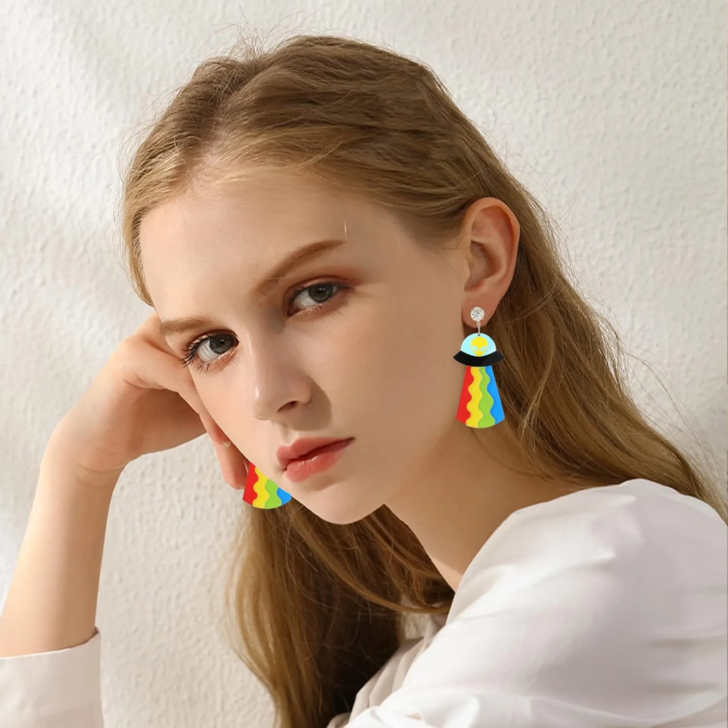 Acrylic UFO Aliens Acrylic Earrings Cosmos Weird Earrings Women Novelty Fun Earrings Planet Alien Earrings Glitter Space Earrings Cute Dangle Earrings for Accessories