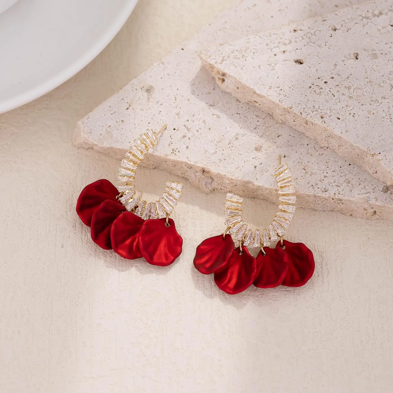 Red Rose Flower Earrings for Women Boho White Red Floral Petal Earrings Pearl Rhinestone Wedding Drop Dangle Earring for Bridesmaids Gifts